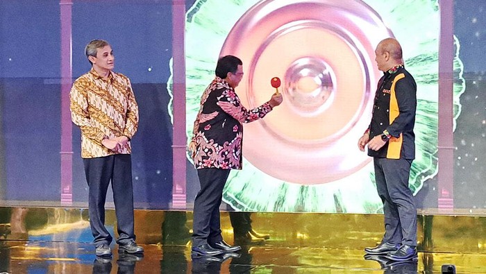 Forum Leadership Hulu Migas Dari kiri ke kanan Kepala Divisi Sumber Daya Manusia dan Organisasi SKK Migas Daniel Kurnianto, Wakil Kepala SKK Migas Nanang Abdul Manaf, Kepala Divisi Program dan Komunikasi SKK Migas Hudi D Suryodipuro saat membuka acara Forum Leadership Hulu Migas 2023 ‘Lead to Win’ dengan tema Human Resource Challenges to Realize The Oil Production Target of 1 Million Barrels of Oil Per Day yang berlangsung di Hotel Hyatt Regency, Yogyakarta pada 11-12 September 2023.