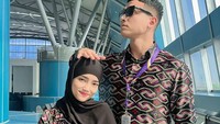 Fujianti Utami Putri atau yang lebih dikenal dengan nama Fuji berangkat Umrah pada Minggu (10/9). Dia pergi umrah bersama kakaknya Fadly Faisal. (Foto: dok. Instagram Fuji)