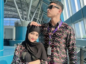 Asmara Sama-sama Bermasalah, Fadly dan Fuji Umrah