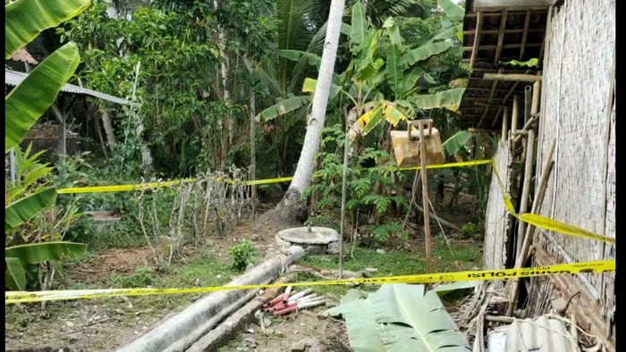 Garis polisi dipasang di sekitar rumah wanita yang mayatnya ditemukan di septic tank di Desa Sidaurip, Kecamatan Gandrungmangu, Kabupaten Cilacap, Rabu (13/9/2023).