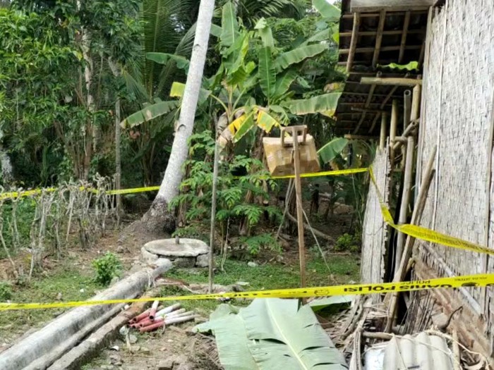 Garis polisi dipasang di sekitar rumah wanita yang mayatnya ditemukan di septic tank di Desa Sidaurip, Kecamatan Gandrungmangu, Kabupaten Cilacap, Rabu (13/9/2023).