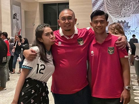 Gaya Azizah Salsha saat mendukung pertandingan Pratama Arhan