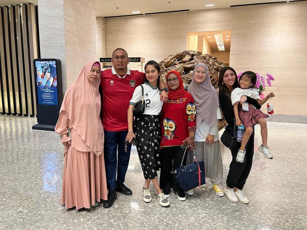 Gaya Azizah Salsha saat mendukung pertandingan Pratama Arhan