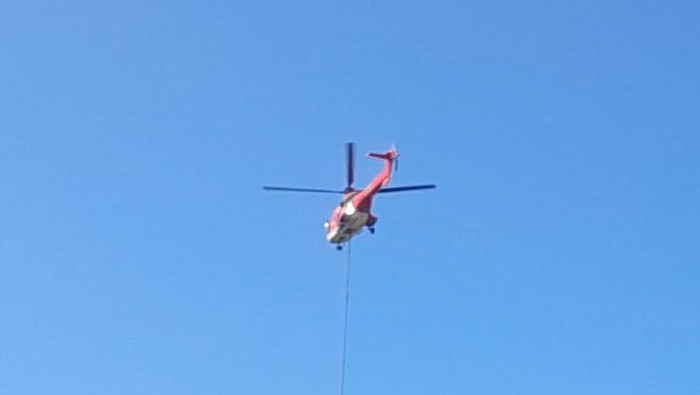 Heli Super Puma diterjunkan untuk melakukan pemadaman kebakaran Gunung Bromo