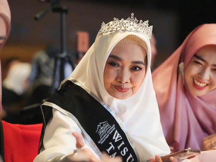 Ibunda Oki Setiana Dewi Diwisuda