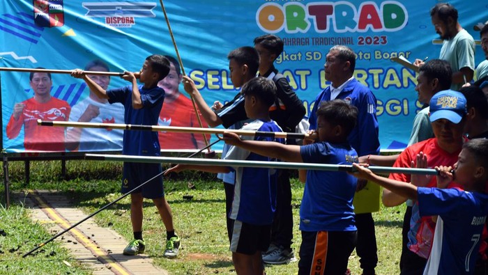 Sejumlah peserta mengikuti  lomba sumpitan saat Invitasi Olahraga Tradisional (Ortrad) 2023 di lapangan luar GOR Pajajaran, Kota Bogor, Jawa Barat, Rabu (13/9/2023). Invitasi Ortrad 2023 yang digelar Dispora Kota Bogor dengan diikuti 500 peserta tingkat SD se-Kota Bogor tersebut sebagai upaya melestarikan kembali olahraga tradisional di kalangan siswa. ANTARA FOTO/Arif Firmansyah/nz