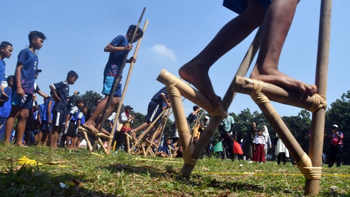 Sejumlah peserta mengikuti  lomba sumpitan saat Invitasi Olahraga Tradisional (Ortrad) 2023 di lapangan luar GOR Pajajaran, Kota Bogor, Jawa Barat, Rabu (13/9/2023). Invitasi Ortrad 2023 yang digelar Dispora Kota Bogor dengan diikuti 500 peserta tingkat SD se-Kota Bogor tersebut sebagai upaya melestarikan kembali olahraga tradisional di kalangan siswa. ANTARA FOTO/Arif Firmansyah/nz