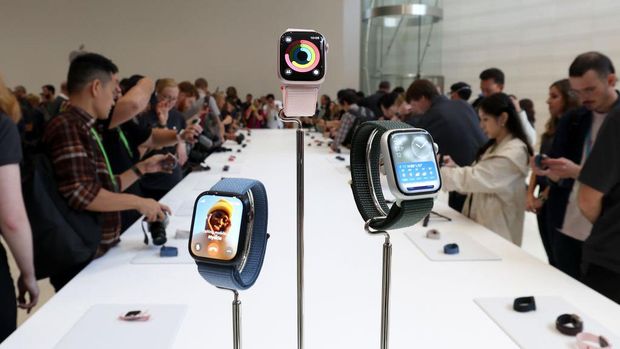 CUPERTINO, CALIFORNIA - SEPTEMBER 12: The new iPhone 15 Pro is displayed during an Apple event at the Steve Jobs Theater at Apple Park on September 12, 2023 in Cupertino, California. Apple revealed its lineup of the latest iPhone 15 versions as well as other product upgrades during the event. (Photo by Justin Sullivan/Getty Images)