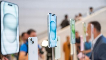 Selain itu, Apple juga menghapus notch yang selama ini menjadi ciri khas iPhone. Sebagai gantinya Dynamic Island, lubang berbentuk pil di bagian atas layar yang menampung kamera depan dan sensor FaceID. Foto: AFP via Getty Images/NIC COURY