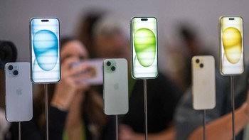 iPhone 15 dan iPhone 15 Plus memiliki desain yang mirip dengan seri sebelumnya, namun dengan beberapa perbedaan penting. Salah satu penggantian port Lightning dengan port USB-C, yang membuat iPhone lebih kompatibel dengan aksesori dan perangkat lain. Foto: AFP via Getty Images/NIC COURY