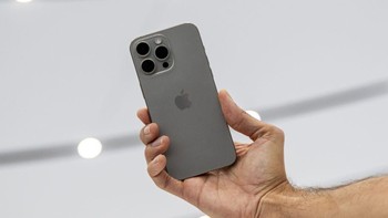 3. iPhone 15 Pro hadir dengan chip A17 Pro yang bertenaga, sistem kamera Pro yang ditingkatkan dengan lensa telefoto 3x, dan desain premium baru yang terbuat dari titanium. Dilengkapi layar Super Retina XDR 6,1 inci yang selalu aktif, iPhone 15 Pro juga memiliki fitur baru Tombol Aksi yang dapat disesuaikan untuk akses cepat ke berbagai fungsi. Foto: Bloomberg via Getty Images/Bloomberg