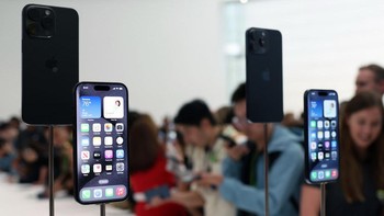 Spesifikasi lengkap iPhone 15 Pro dan 15 Pro Max bisa dibaca di sini. Foto: Getty Images/Justin Sullivan  