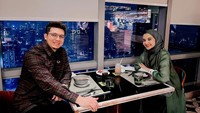 Seperti yang terlihat pada momen makan malam ini. Irwansyah dan Zaskia Sungkar makan di restoran dengan pemandangan city light. Foto: Instagram @irwansyah_15
