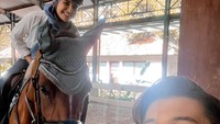 Irwansyah bersama istrinya, Zaskia Sungkar memang kompak memiliki hobi berkuda. Kekompakan mereka juga terlihat di momen kulineran. Foto: Instagram @irwansyah_15