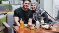 Bak pasangan anak muda, kali ini Irwansyah dan Zaskia Sungkar nongkrong di kafe kekinian. Irwansyah memesan jus jeruk dan Zaskia Sungkar memesan es kopi. Foto: Instagram @irwansyah_15