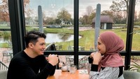 Kabar kurang menyenangkan datang dari Irwansyah. Ia mengalami patah tulang karena terjatuh saat melakukan olahraga berkuda. Foto: Instagram @irwansyah_15