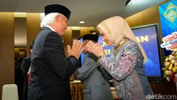 Marlinda juga pernah menjadi anggota DPR dari Fraksi Partai Golkar.