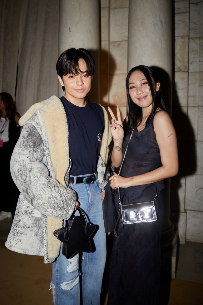 Angga pun memberikan gaya maksimalnya. Off workwear shearling coat sebagai outerwear menemani gaya pemain film ‘Catatan Si Boy’ itu. Untuk bawahan, ia memilih repaired denim bootcut jeans dari Coach untuk sentuhan streetwear yang kasual. Angga melengkapi penampilan kali ini dengan aksesori Coach Glovetanned Star Bag sebagai statement piece. (Foto: Dok. Coach)