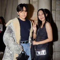 Angga pun memberikan gaya maksimalnya. Off workwear shearling coat sebagai outerwear menemani gaya pemain film ‘Catatan Si Boy’ itu. Untuk bawahan, ia memilih repaired denim bootcut jeans dari Coach untuk sentuhan streetwear yang kasual. Angga melengkapi penampilan kali ini dengan aksesori Coach Glovetanned Star Bag sebagai statement piece. (Foto: Dok. Coach)