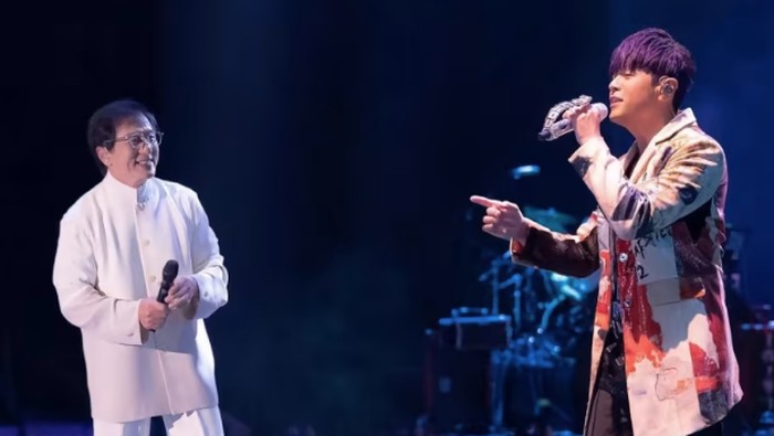 Jackie Chan tampil di konser Jay Chou.