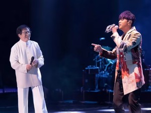 Jackie Chan Pamer Vokal di Konser Jay Chou