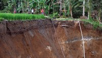 Jalan yang menjadi akses wisata menuju Tampaksiring, Gianyar tersebut amblas sedalam 70 meter dengan lebar 30 meter akibat longsor yang terjadi pada Senin (11/9/2023) sekitar pukul 23.00 Wita, tidak ada korban dalam peristiwa itu.