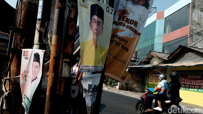 Jelang Pemilu, Spanduk-Poster Caleg Menjamur di Ciputat Spanduk hingga poster bergambar caleg 2024 mulai bertebaran di jalanan menjelang Pemilu 2024. Alat peraga kampanye tersebut dipasang di lokasi tak berizin.