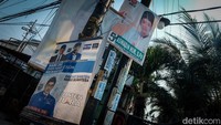 Atribut kampanye liar ini juga tampak mengganggu estetika. Jika tidak ditertibkan, bukan tidak mungkin APK semakin menjamur di lokasi tidak berizin. 