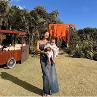 Meskipun telah disibukkan dengan berbagai aktivitas. Ia masih bisa membagi waktunya untuk mengasuh anak-anak hingga mengerjakan pekerjaan rumah.  Foto: Dok. Instagram Jennifer Bachdim