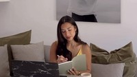 Untuk memenuhi kebutuhan keluarga, Jennifer pun mengambil alih tugas suaminya dalam mencari uang. (Foto: Dok. Instagram Jennifer Bachdim)