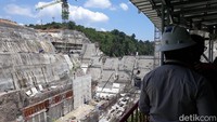 Barulah pada titik ketiga ia mengunjungi power house tempat tenaga listrik dihasilkan. Secara keseluruhan PLTA ini sudah terbangun sebanyak 67%.