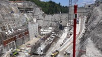 Untuk lokasi pertama, JK mengunjungi bendungan penampungan air (intek dam). Bendungan ini berfungsi untuk menampung air yang akan disalurkan ke turbin penghasil daya listrik.  