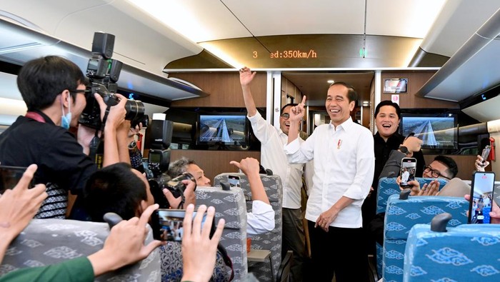 Jokowi Jajal Kereta Cepat Jakarta-Bandung