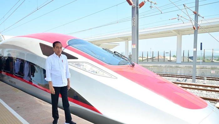 Jokowi Jajal Kereta Cepat Jakarta-Bandung