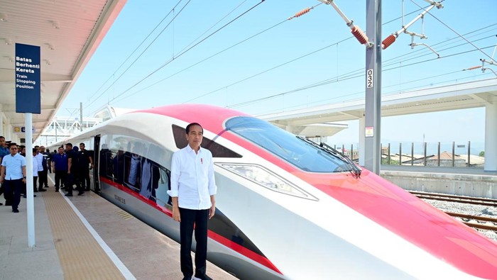 Jokowi Jajal Kereta Cepat Jakarta-Bandung