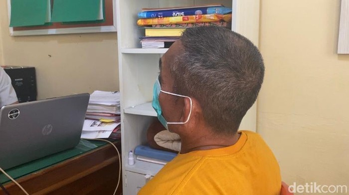 Kades berinisial ST yang memeperkosa warganya saat diperiksa di Mapolres Konawes Selatan.