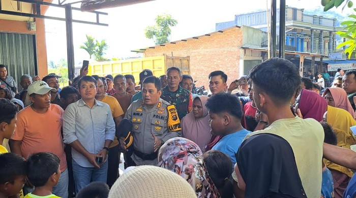 Kapolres Merangin AKBP Ruri saat mediasi dengan warga