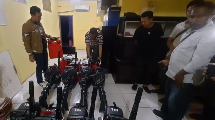 Kapolresta Sorong Kota Kombes Happy Perdana Yudianto menunjukkan barang bukti curian mesin tempel kapal.