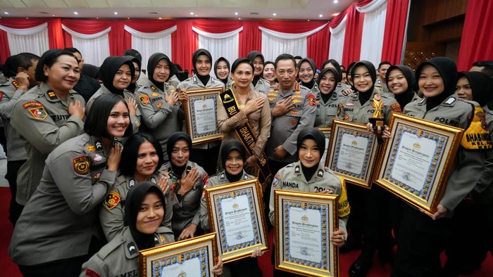 Kapolri Jenderal Listyo Sigit Prabowo menekankan Polwan harus mengambil peran penting dalam mewujudkan pesta demokrasi yang aman dan lancar. (dok Ist)