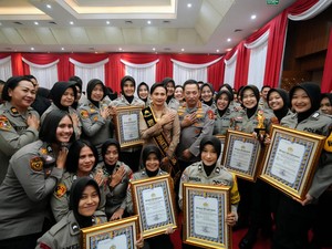 Kapolri Tekankan Polwan Harus Jadi Cooling System Pemilu 2024