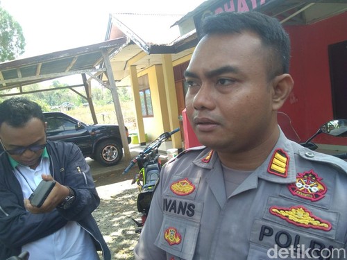 Kapolsek Komodo AKP Ivans Drajat.