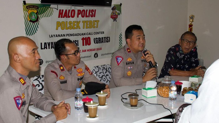 Kapolsek Tebet Kompol Jamalinus Nababan dan Kasat Lantas Jaksel Kompol Bayu Marfiando mendengar keluhan warga Tebet, Jaksel, soal parkir liar bemo hingga motor lawan arus.
