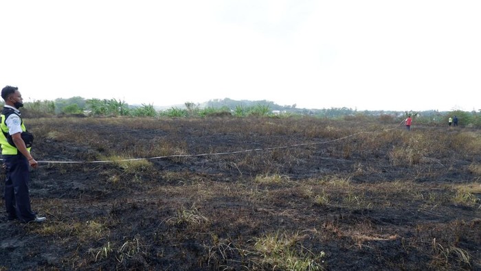 Kebakaran di area sekitar landasan Bandara Tunggul Wulung Cilacap