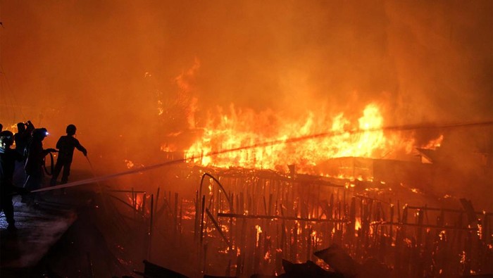 Kebakaran Pemukiman Padat Penduduk di Palangkaraya Petugas pemadam kebakaran bersama warga berusaha memadamkan api yang membakar rumah warga di Jalan Mendawai Sosial, Palangka Raya, Kalimantan Tengah, Selasa (12/9/2023). Dinas Pemadam Kebakaran dan Penyelamatan Kota Palangka Raya menyebutkan kebakaran yang melanda wilayah kawasan padat penduduk tersebut diperkirakan menghanguskan puluhan rumah dengan kerugian mencapai Rp2 miliar. ANTARA FOTO/Auliya Rahman/nym.