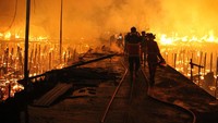 Petugas pemadam kebakaran bersama warga berusaha memadamkan api yang membakar rumah warga di Jalan Mendawai Sosial, Palangka Raya, Kalimantan Tengah. 
