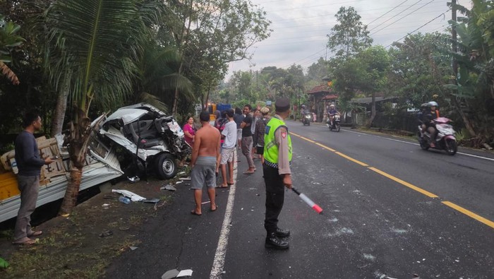 Kecelakaan lalu lintas yang melibatkan truk dan pikap terjadi di Jalan Nasional Denpasar-Gilimanuk, tepatnya di Desa Gumbrih, Kecamatan Pekutatan, Jembrana, Bali, Rabu pagi (13/9/2023). (Dok. Polsek Pekutatan)