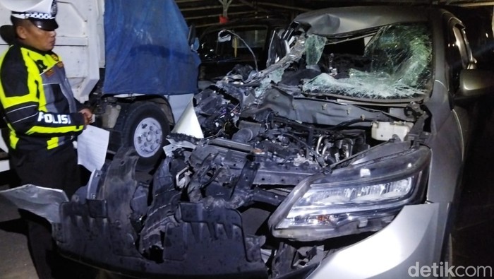 Kondisi mobil Terios yang menabrak truk tronton muatan besi.