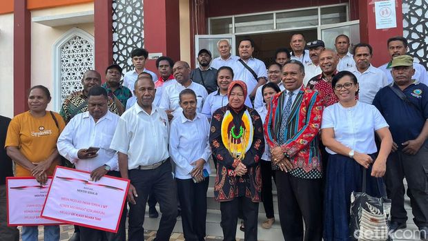Kemensos membuat program pelatihan dasar mekanik dan operator alat berat hingga pembuatan pakan ayam petelur di Jayapura, Papua. (Azhar BR/detikcom)