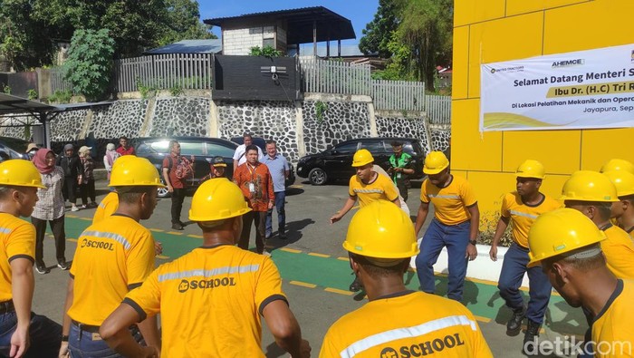 Kemensos membuat program pelatihan dasar mekanik dan operator alat berat hingga pembuatan pakan ayam petelur di Jayapura, Papua. (Azhar BR/detikcom)