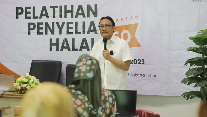 Kepala BPJPH Muhammad Aqil Irham saat membuka Pelatihan Penyelia Halal Berbasis SKKNI yang digelar oleh Halal Institute di Gedung BPJPH, di Jakarta, Selasa (12/9/2023).